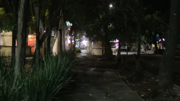 Vecinos denuncian calles oscuras debido a la falta de iluminarias en la Roma; temen ser asaltados