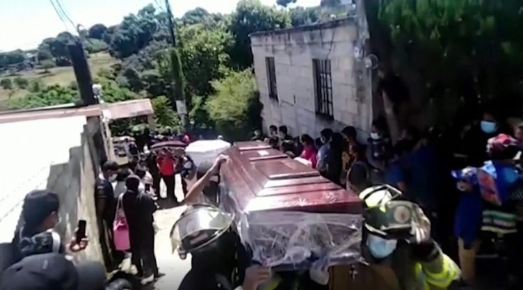 Bomberos encuentran familia muerta en el incendio de una casa