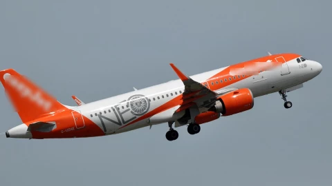 Pasajero intenta entrar a cabina de avión; capitán desvía el vuelo de Easyjet a Francia.jpg