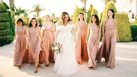 Los peinados ideales realzan la belleza de cada dama de honor y completa su estilo.