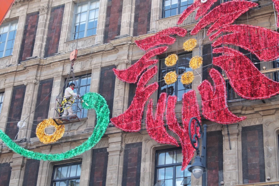 Con la participación de 111 trabajadores de la Dirección General de Servicios Urbanos se inició la colocación de la decoración navideña en el Zócalo capitalino.