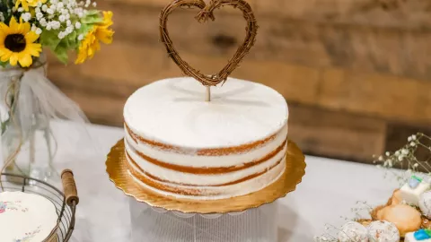 49 ideas de pastel de bodas que puedes tomar como inspiración: desde sencillos hasta muy elaborados.