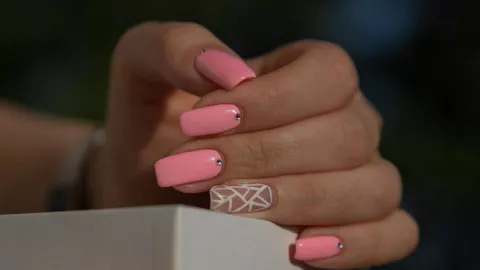 Los 3 tonos de uñas para el Día de las Madres que son elegantes, frescas y serán tendencia el 10 de mayo Rosa Barbie.jpg