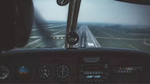 ¡Accidente fatal! Neumático de un avión explota y dos personas pierden la vida