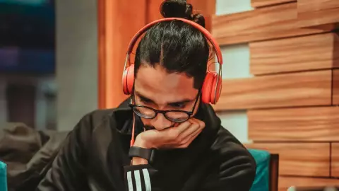 Conoce los peligros de usar audífonos por mucho tiempo en los oídos