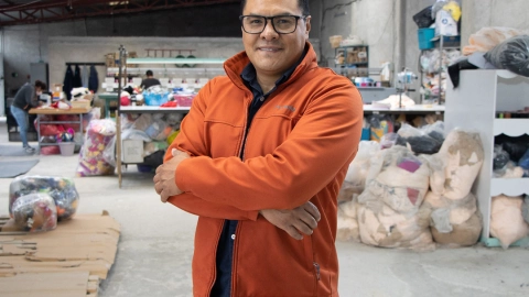 Fábrica de muñeco de peluche en México y su director Pável Ortiz