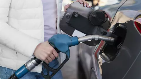 Persona poniendo gasolina