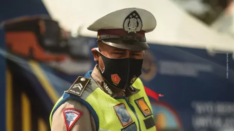 Policia completa entrega de repartidor de comida tras arrestarlo. (VIDEO)