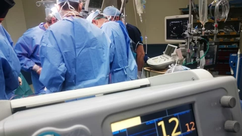 Mujer va por una fiebre al hospital y despierta sin piernas ni brazos