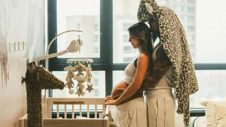 Primera FOTO de Maluma con su hija Paris y la controversia de las exigencias para el hospital donde fue el parto