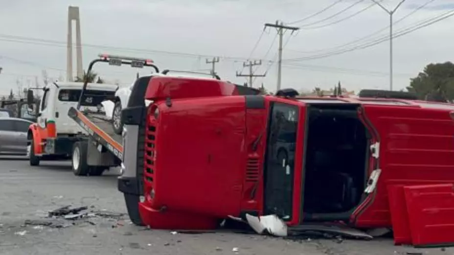 volcadura en el Ortiz Mena