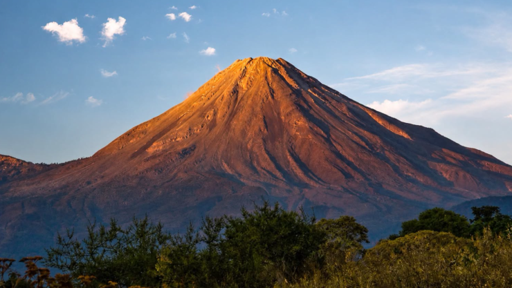 Volcán de Colima mantiene actividad estable julio 2026