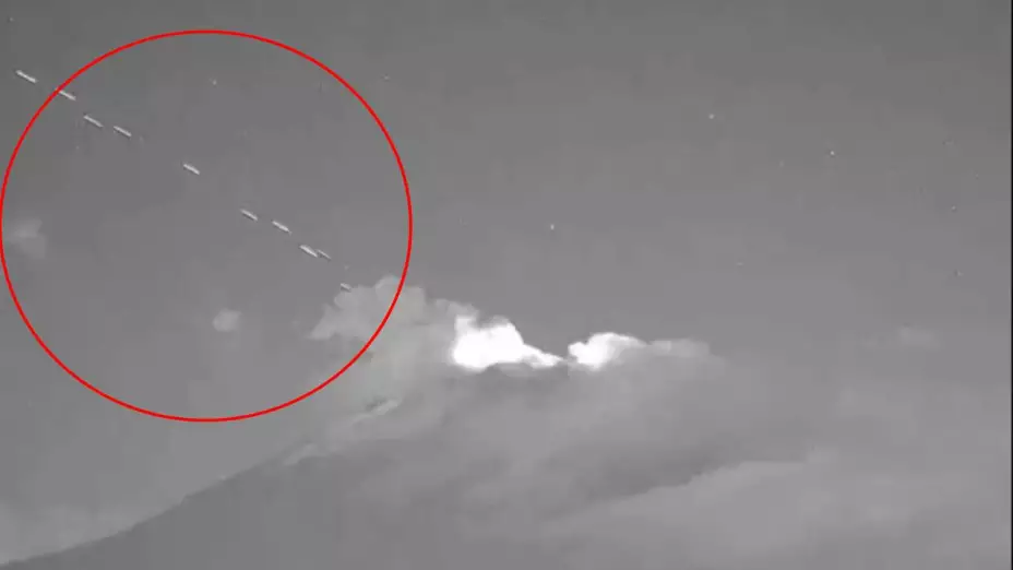 VIDEO_ Captan una serie de ovnis saliendo del Popocatépetl