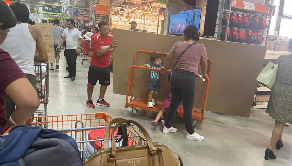 Suspenden actividades económicas por el huracán Beryl en Quintana Roo