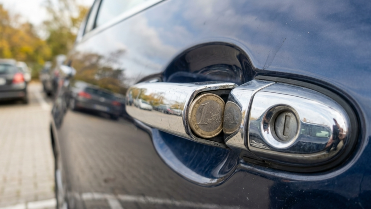 Moneda en la manija del auto: qué significa y cómo prevenir robos