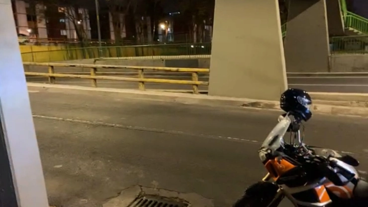 familia abandona mujer de la tercera edad en bajo puente