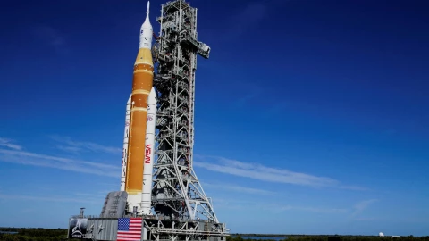 El cohete lunar de próxima generación de la NASA, el Sistema de Lanzamiento Espacial (SLS), con la cápsula tripulada Orión, se dirige a la plataforma de lanzamiento en el Centro Espacial Kennedy en Cabo Cañaveral, Florida, EE. UU., el 17 de enero de 2026.