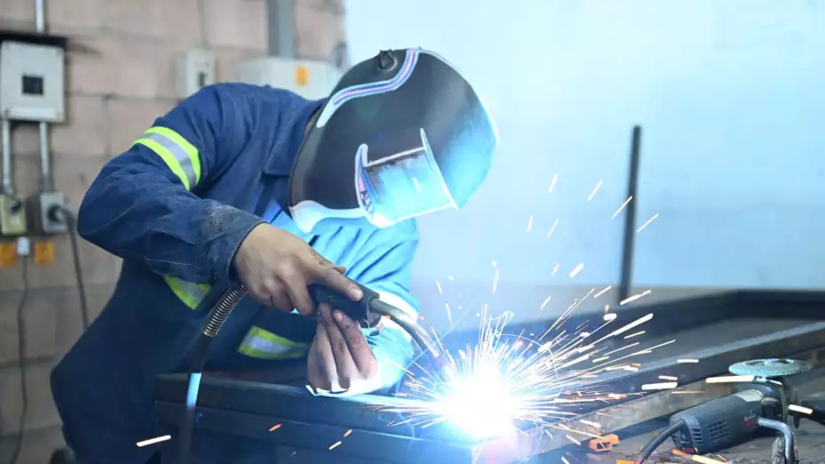 Trabajador en una fábrica de Aguascalientes, México.