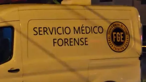 Encuentran a hombre muerto debajo de un árbo; estaba sentado