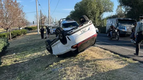 VIDEO | Fuerte accidente en avenida López Mateos Sur deja a una camioneta volteada