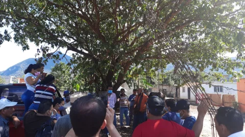 Pobladores amarran a alcalde de árbol por entregar obra en mal estado