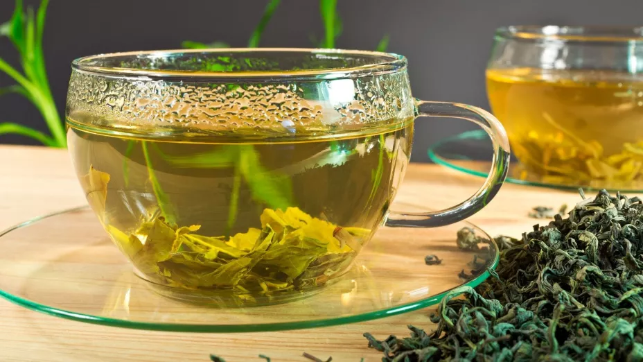 El té verde frío es una gran opción para descongestionar el rostro.