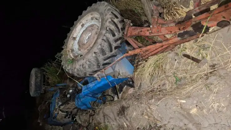 Choque parte en dos a un tractor en la Izúcar-Atlixco