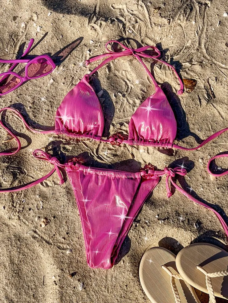 Los micro bikinis vuelven a estar de moda este 2026, en diferentes colores y con su figura clásica