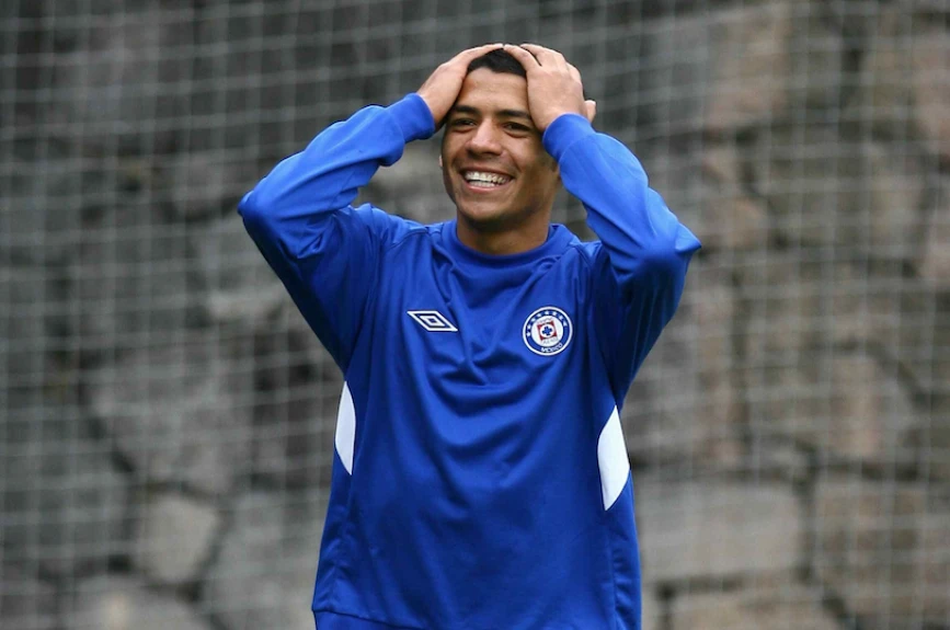 Javier Aquino con Cruz Azul en 2010, año de su debut