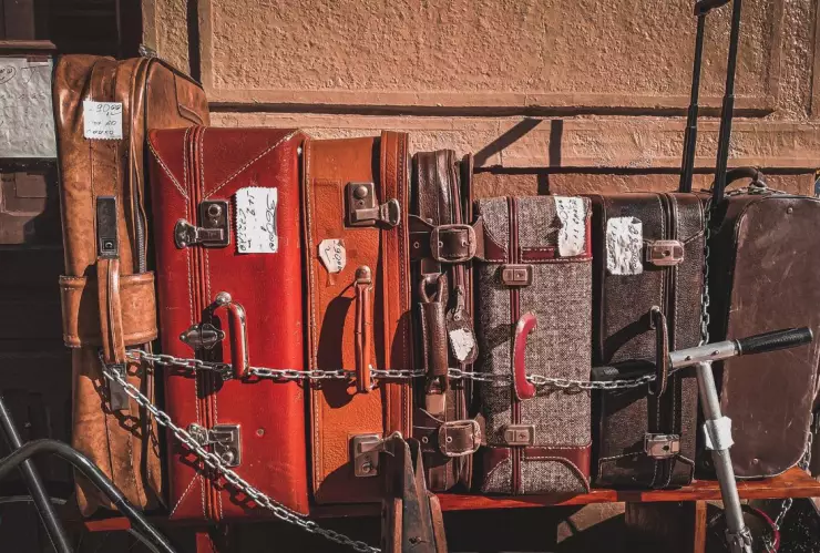 Localizan a familiar de niños encontrados dentro de maleta