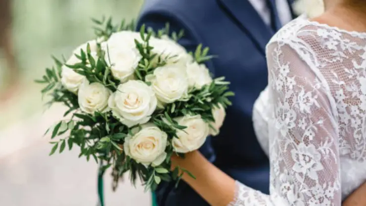 “No quería casarme en una típica capilla”: Pareja celebra su boda en los baños de una gasolinera