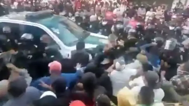 policias rescatan asaltante linchamiento.jpg