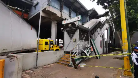 Así quedó la entrada a la estación del Metro CDMX Flores Magón, luego de los destrozos causados por un tráiler en la avenida Oceanía
