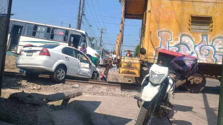 Tren impacta automóvil en Córdoba; ¿Hay muertos?