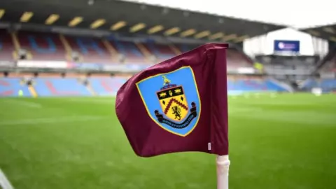 Burnley perderá 56 millones de euros por suspensión de Premier League
