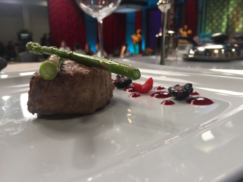 Medallones de res con salsa de vino tinto y frutos rojos