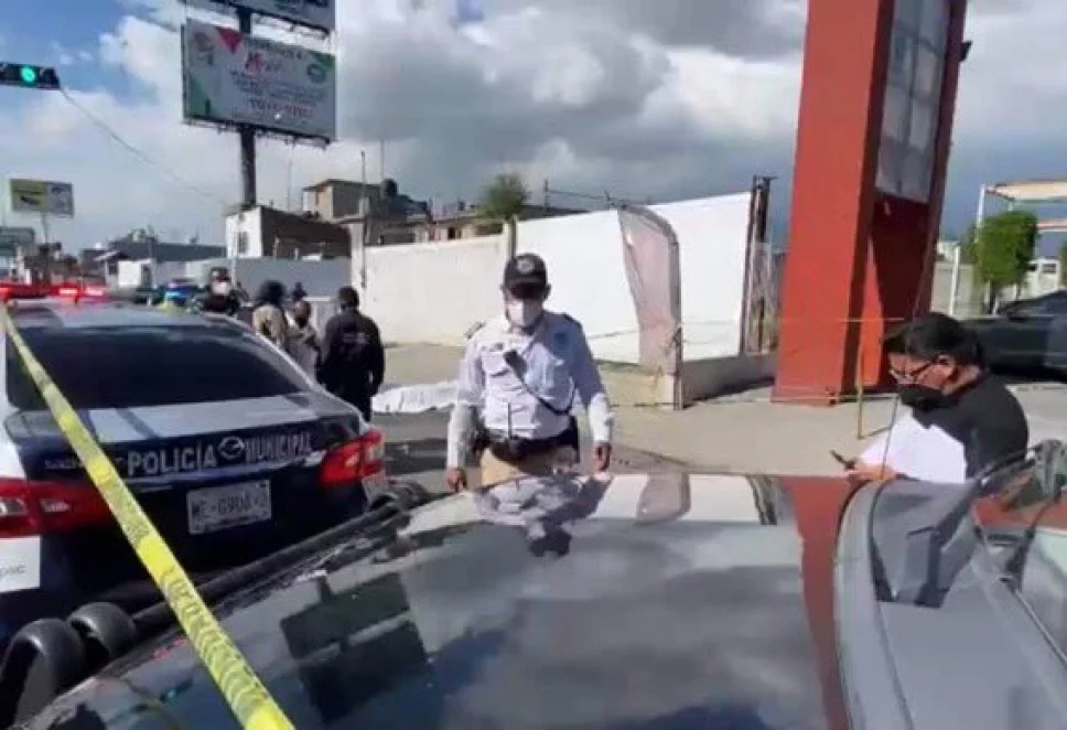 Un presunto ladrón fue asesinado por un escolta al momento que pretendía asaltar a comensales de un restaurante en Metepec, Edomex.