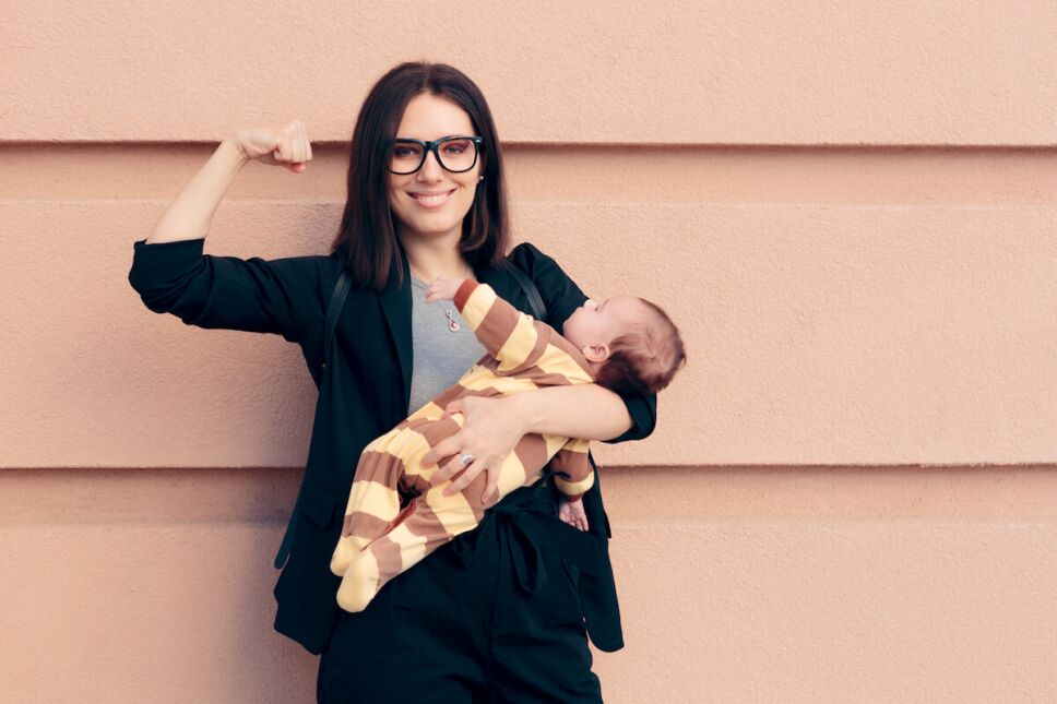 mujer fuerte cargando a su bebe