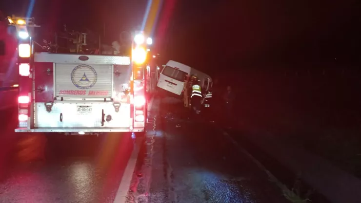 Hombre queda prensado de las piernas tras accidente vehicular en Encarnación de Díaz
