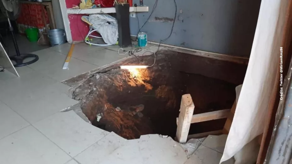 Se abre socavón en la sala y se traga a joven
