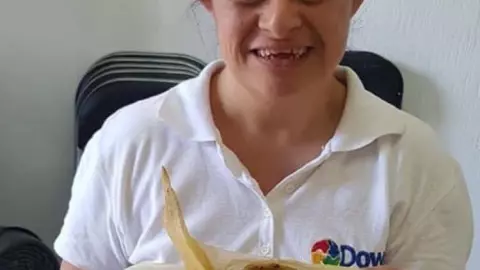 Jóvenes con Síndrome de Down realizan tamales para la Candelaria