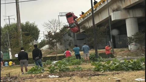 Auto colgando Periférico Ecológico 
