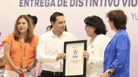 Mauricio Vila entrega Distintivos Violeta a favor de las mujeres