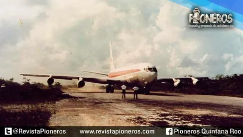 Avion que aterriza por error en la vieja pista aerea del aeropuerto de Cancún.jpg