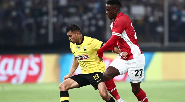 Orbelín Pineda con el AEK Atenas