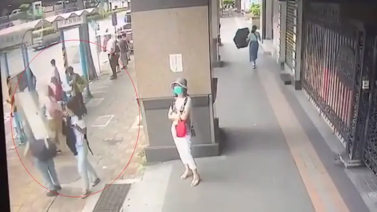 Mujer muere aplastada por un aire acondicionado (VIDEO)