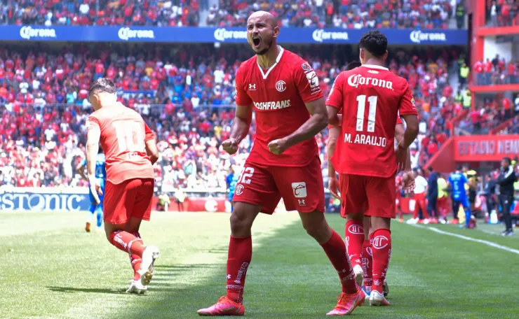 Carlos González festeja su segundo gol ante Tigres