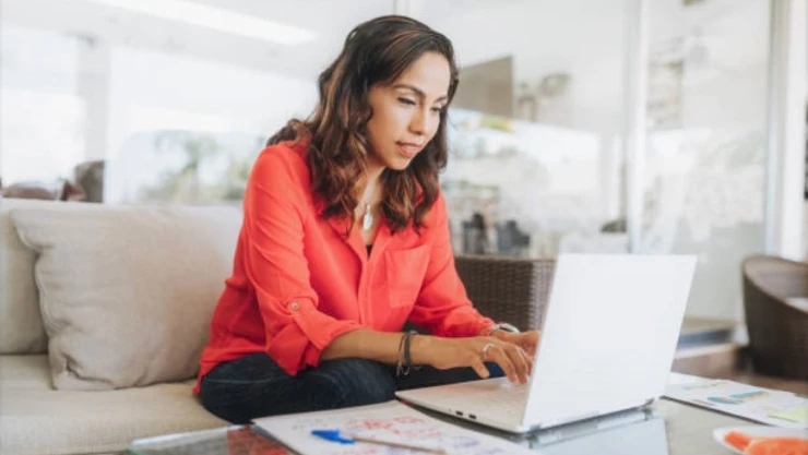 Mujer con computadora.jpg