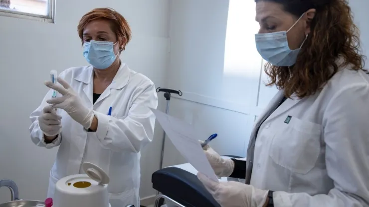 Médicos combaten el avance de la Covid-19 en primera línea.