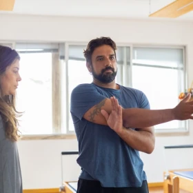 Clase de pilates: 3 ejercicios de pie para trabajar todo el cuerpo